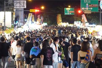 垦丁大街连假挤爆画面曝 全网愣：嫌贵还一堆人