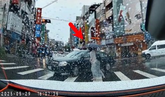 又是A柱？ 台中孕婦過馬路險遭黑車撞擊 驚險畫面曝