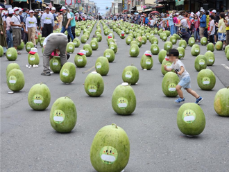 屏東佳冬端午不立蛋 888顆大西瓜綿延180公尺超壯觀