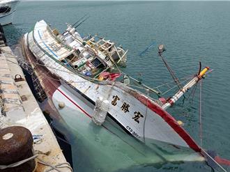 澎湖第三渔港渔船半沉 龙舟开赛前突见「宏胜富号」倾斜进水