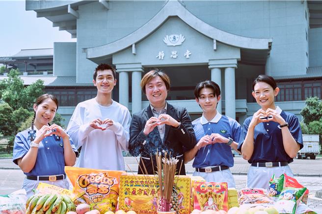 《今天愛上我》高雄舉辦開鏡儀式。安乙蕎(左起)、裴子齊、余政憲製作人、林暉閔、吳奕蓉。(大愛提供)