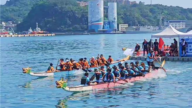 基隆市政府主辦的龍舟賽5月31日在基隆港內港舉行，這也是暌違25年來，首次在基隆內港舉行的龍舟賽。（張志康攝）