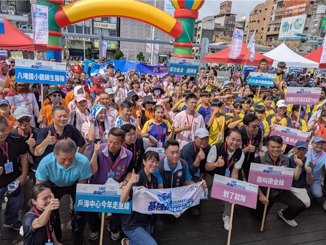 今年的基隆龍舟賽有27支隊伍報名參賽，一早參賽的選手及圍觀的市民就集結在海洋廣場上。（張志康攝）