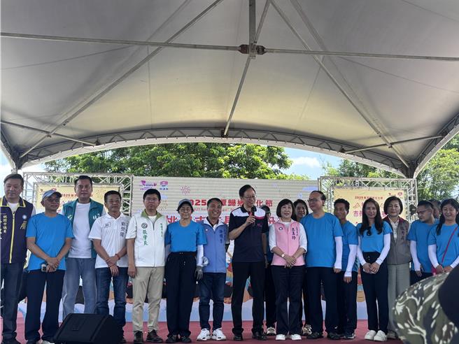 桃園市龍潭歸鄉文化節市長盃龍舟賽於5月31日在龍潭大池舉辦開幕式。（廖姮玥攝）