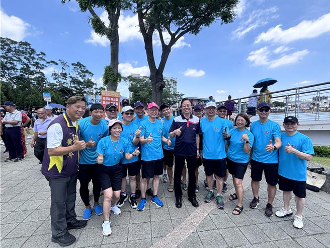 桃園市龍潭歸鄉文化節市長盃龍舟賽於5月31日在龍潭大池舉辦開幕式。（廖姮玥攝）