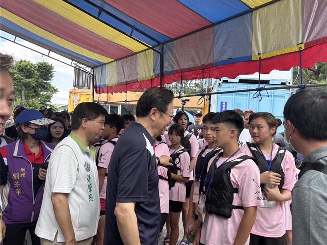 桃園市龍潭歸鄉文化節市長盃龍舟賽於5月31日在龍潭大池舉辦開幕式。（廖姮玥攝）