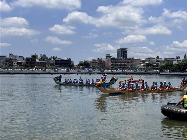 桃園市龍潭歸鄉文化節市長盃龍舟賽於5月31日在龍潭大池舉辦開幕式。（廖姮玥攝）