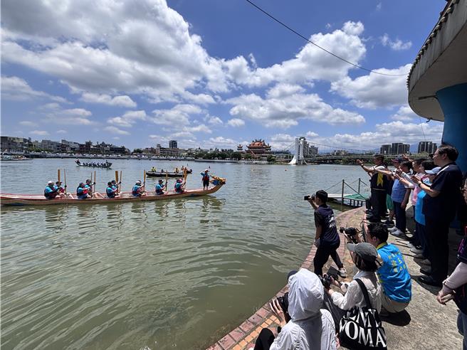 桃園市龍潭歸鄉文化節市長盃龍舟賽於5月31日在龍潭大池舉辦開幕式。（廖姮玥攝）