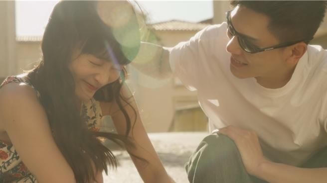 王淨攜手「南法限定男友」漫步街頭合拍短片。（狗狗與花提供）