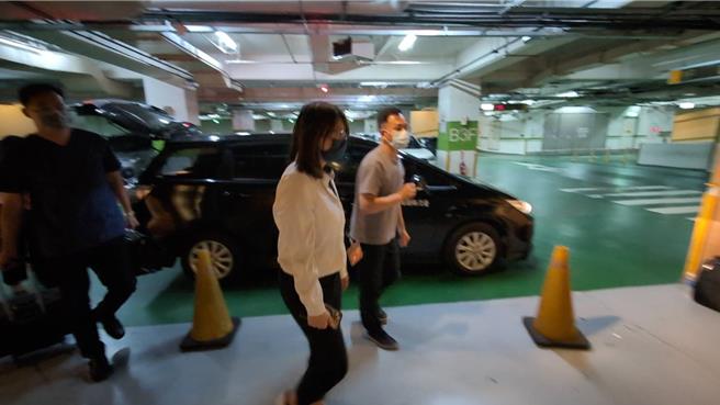 今傍晚5点多，新北地检署岁股检察官张咏涵会同法医赴亚东医院相验遗体。（民眾提供）