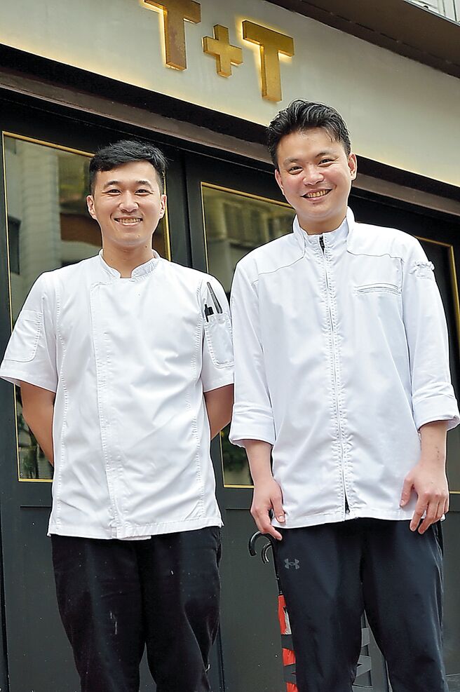「T＋T」推出夏季新菜單，主人兼總主廚蔡元善（右）與主廚李至正，以更多馬來西亞元素演繹菜餚。圖／姚舜