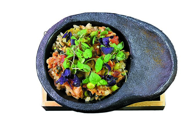 「T+T」夏季新菜「鹹魚／臭豆／原鴨米」，是結合日本的花魚一夜干、港式鹹魚與東南亞魚醬元素，將原鴨米加入鹹魚與臭豆拌炒後拌入特製辛香料拌醬，風味濃郁、層次豐富。圖／姚舜