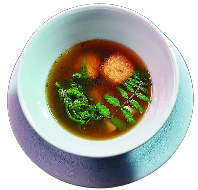 「北寄貝／竹筍／柑橘」的澄清雞湯內有炭烤北寄貝、炸竹筍，以及汆燙山椒葉及過貓。圖／姚舜