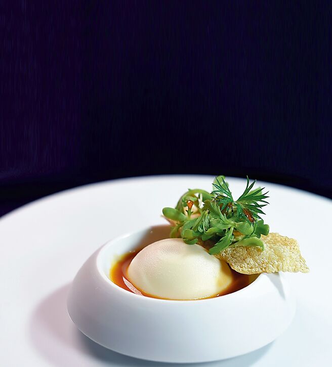 「紅咖哩／雞皮／香茅」碗中是用雞肉製成的「雞豆腐」與以香茅提味的紅咖哩醬汁。上層烘烤至酥脆的雞皮。圖／姚舜