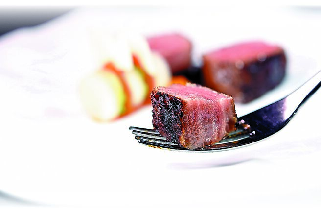 「和牛／水梨／青蔥」炙烤和牛是用熊本牛肋眼部位，油花豐富、口感柔嫩。圖／姚舜