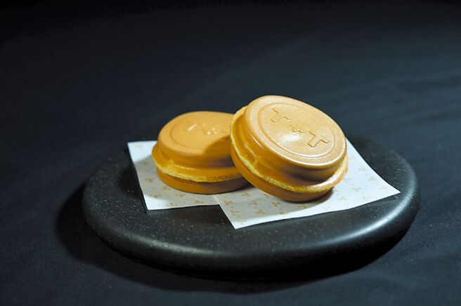 「T+T」招牌菜「玫瑰鴨／松露／車輪餅」的做法持續進化，內餡中的鴨肉丁，是軟嫩油封鴨腿切丁。圖／姚舜