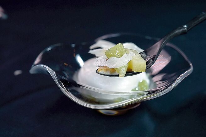 「T+T」本季套餐主甜點「荔枝／斑蘭／椰糖」是以馬來西亞煎蕊（Cendol） 為靈感，荔枝雪酪有清爽果香，斑蘭粉條增添柔滑口感，椰糖提供溫潤的甜味，椰子脆片則增添酥脆層次。圖／姚舜