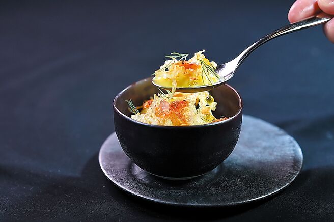 「芒果／青木瓜／羅望子」除有綜合水果外，並有櫻花蝦帶出鮮味，炸茴香提供草本香氣，使整體風味豐富而有層次。圖／姚舜