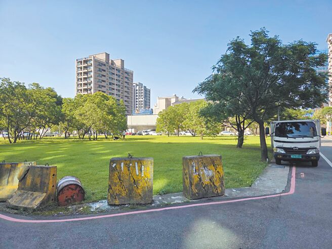 桃园市过岭市二用地面积约0.4公顷，桃园市经发局针对该地调查评估报告显示适合建置超级市场，地方批报告内容荒腔走板，盼改建多功能场馆。（廖姮玥摄）