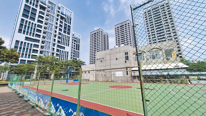 台南市北区重兴里社区篮球场因球友晚间打球喧哗妨害安寧却屡劝不听，正兴建铁围篱，以后时间一到就上锁。（程炳璋摄）