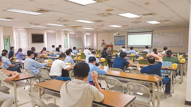 高市劳工局指，港区职伤事件多集中发生于码头装卸业场域，会定期到港区加强检查、训练及宣导。（高市劳工局提供／洪靖宜高雄传真）