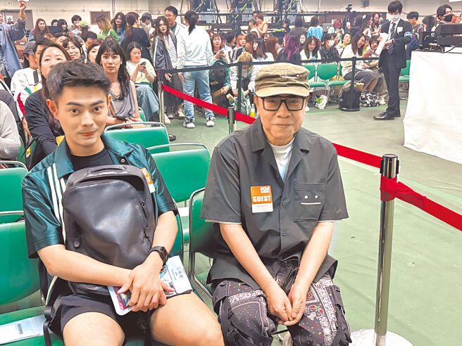 蔡康永（右）29日与友人一同到日本武道馆观赏苏打绿演唱会。（黄雯犀摄）