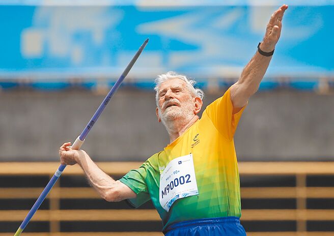 高龄90岁的艺人昆凌爷爷在世壮运勇夺标枪金牌。（本报资料照片）