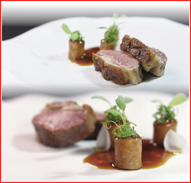 「羊鞍／珍珠洋蔥／孜然」提味醬汁是加了孜然的羊骨醬汁，Side Dish是用蔥絲及鼠尾草點綴的炭烤自製羊腸，以及珍珠洋蔥。圖／姚舜