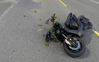 端午連假機車雙載遇憾事 高雄2男大生自撞電線桿慘死