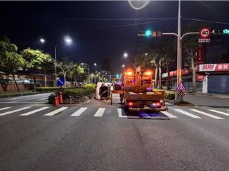 高雄自小客翻覆駕駛受傷 熱心民眾協助脫困