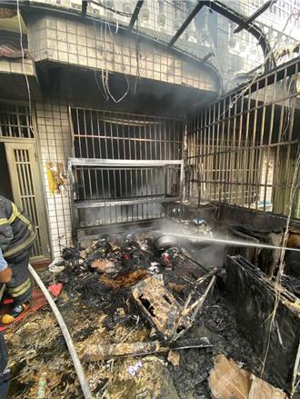 鹽水民宅火警客廳車庫全毀 阿嬤嗆傷2男童順利逃生