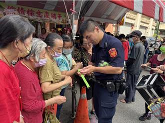 豐原、神岡區長者行人事故頻傳 警送LED發光手環護安全
