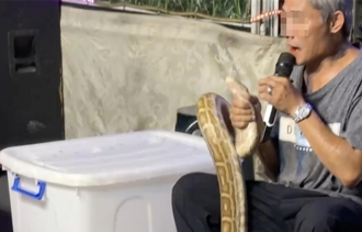 旗山夜市驚見虐蛇虐龜賣藥攤 民眾怒批怪力亂神籲市府查辦