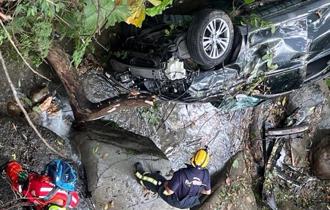 疑疲勞駕駛釀禍 汽車墜15米深山谷2女送醫
