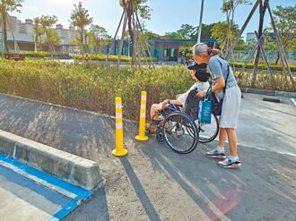 人行道崎嶇、設車阻 身障行不通