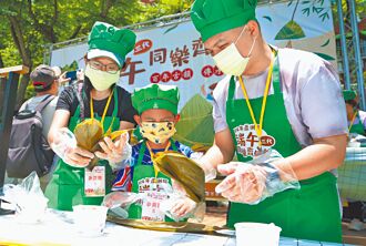 祖孫端午齊包粽 蘆洲李宅飄香