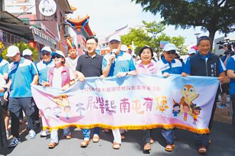 南屯慶端午 穿木屐躦鯪鯉 千人開心踩街