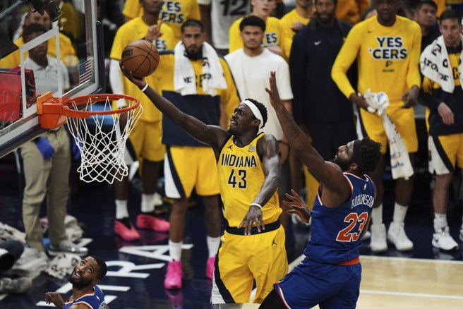 席亞卡甩開米契爾羅賓生防守上籃取分。(美聯社)