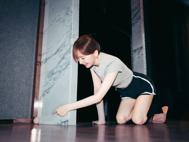 王心凌用牆角作弊被抓包。（圖／臉書 王心凌 Cyndi Wang）