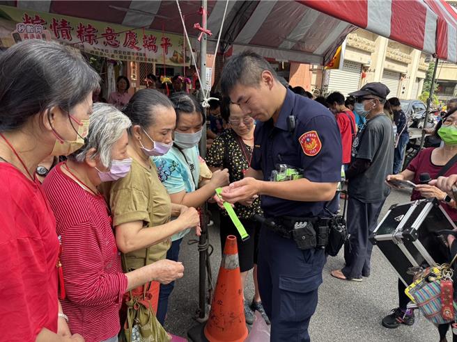 台中市警局豐原分局1日公布，今年1月至5月底於轄區內的豐原、神岡區高齡者行人事故已經發生20件，造成21人受傷，故特別在端午節期間到各社區發放LED發光手環佩戴手腕，保障長者安全。（民眾提供）