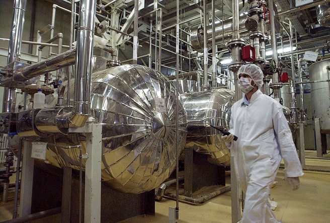 「國際原子能總署」(IAEA)最新機密報告顯示,過去3個月來,伊朗濃度達60%的「近武器級」濃縮鈾儲量已激增近50%。畫面為2005年3月伊朗的鈾轉化設施。(美聯社)