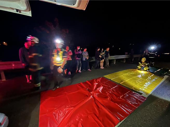 國道3號北向竹山路段245.3K處1日凌晨近4時驚傳6輛汽車追撞事故。（南投縣消防局提供）