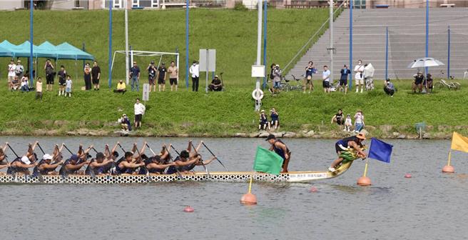 第15屆新北市議長盃龍舟錦標賽今（1）日下午落幕，各路好手經過兩天的較勁，最後由世界龍舟聯盟奪得大型龍舟男子組冠軍，抱走60萬大獎。（新北市議會提供）