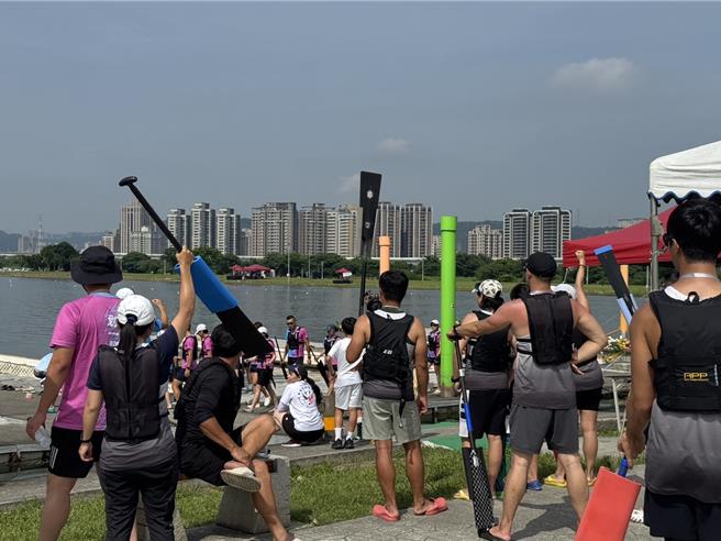 當天老天爺十分賞臉放大晴天，不少人攜家帶眷在河道旁為親友加油，也有選手上場前展現君子之爭氣度、互相打氣，場面歡樂。（柯毓庭攝）