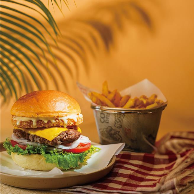 运用彰化在地特色食材的「峡谷汉堡」获彰县府今年度「青年创业奖励补助」。（彰化县政府提供／冯惠宜台中传真）