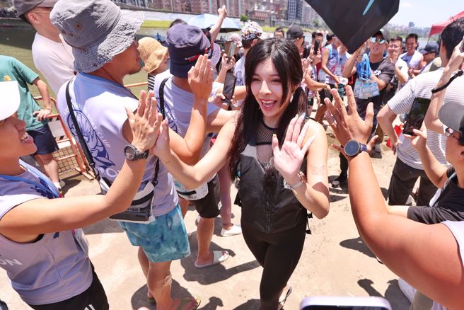 龍舟SWAG女神隊，出場就引起轟動，女神們跟大家打招呼，賣力划龍舟。（圖／杜宜諳攝）