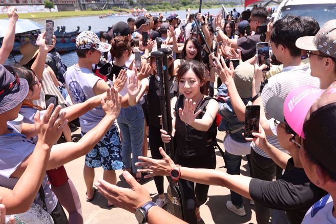龍舟SWAG女神隊，出場就引起轟動，女神們跟大家打招呼，賣力划龍舟。（圖／杜宜諳攝）