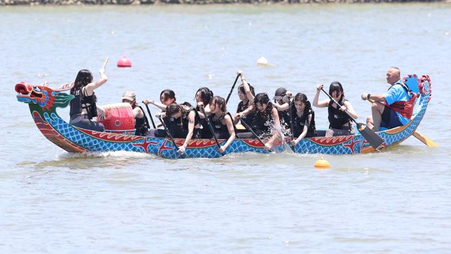 龍舟SWAG女神隊，出場就引起轟動，女神們跟大家打招呼，賣力划龍舟。（圖／杜宜諳攝）