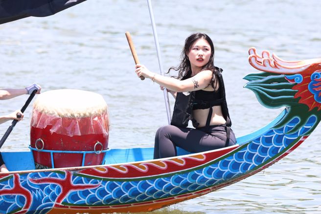 龍舟SWAG女神隊，出場就引起轟動，女神們跟大家打招呼，賣力划龍舟。（圖／杜宜諳攝）
