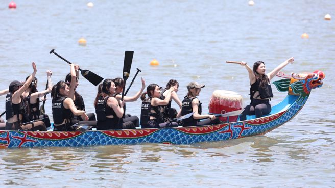 龍舟SWAG女神隊，出場就引起轟動，女神們跟大家打招呼，賣力划龍舟。（圖／杜宜諳攝）